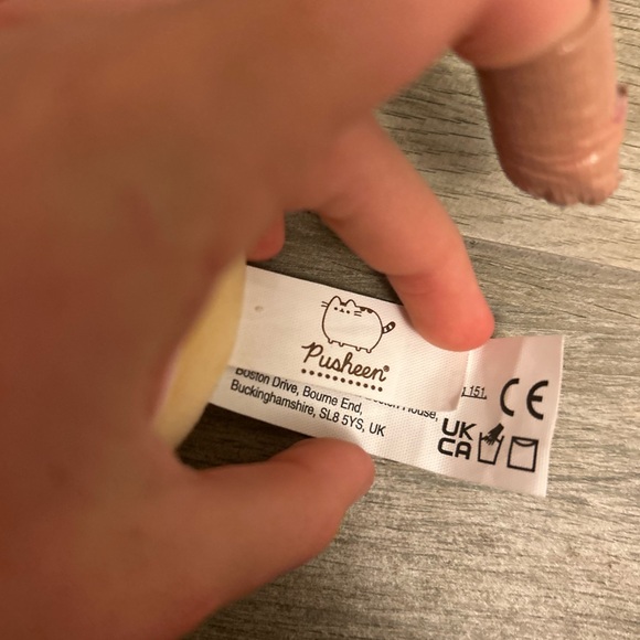 |🐈🍩| super cute Pusheen x hello kitty donut collectible! | - Picture 2 of 4